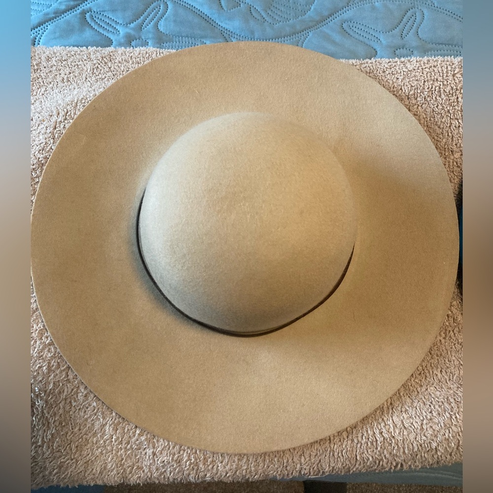 Set of Three Stylish 100% Wool Felt Hats in Burgundy, Blue, and Beige - Picture 2 of 13